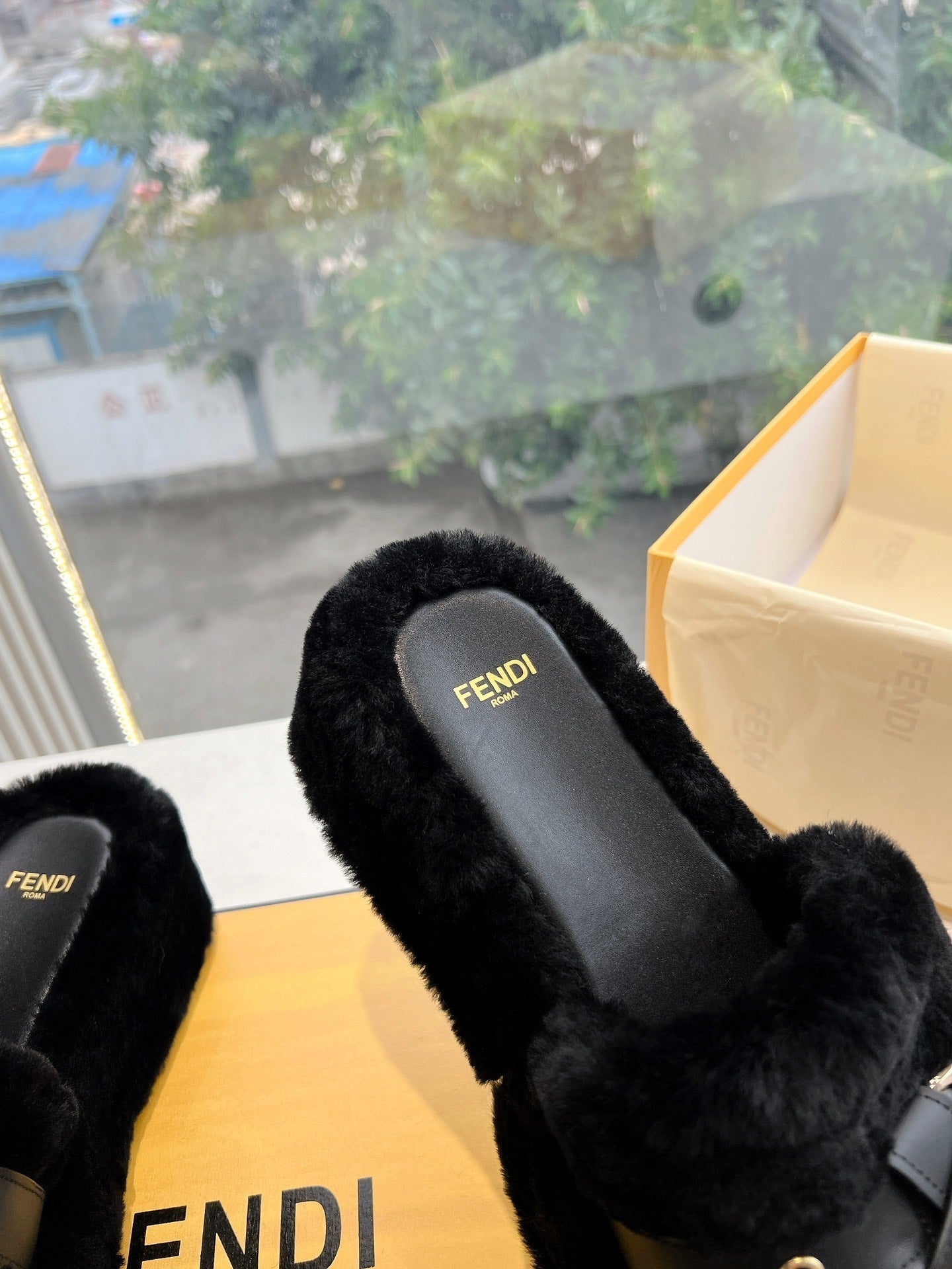 THICK-SOLDED SLIPPER IN BLACK LAMB FUR
