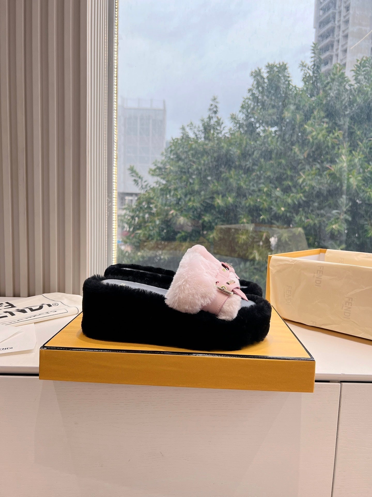 THICK-SOLDED SLIPPER IN BABY PINK MIX BLACK LAMB FUR