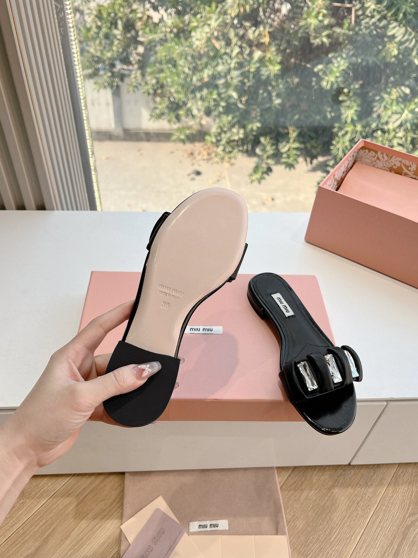 SLIDE SANDALS ATTACHED DIAMOND IN BLACK LAMBSKIN