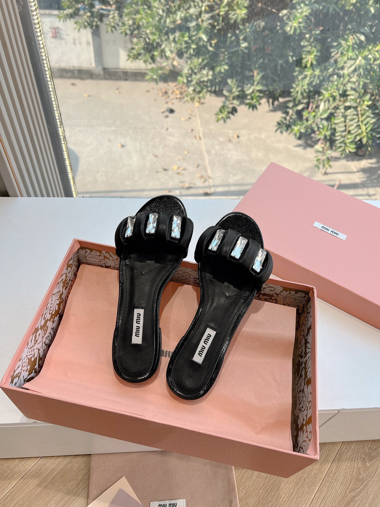 SLIDE SANDALS ATTACHED DIAMOND IN BLACK LAMBSKIN