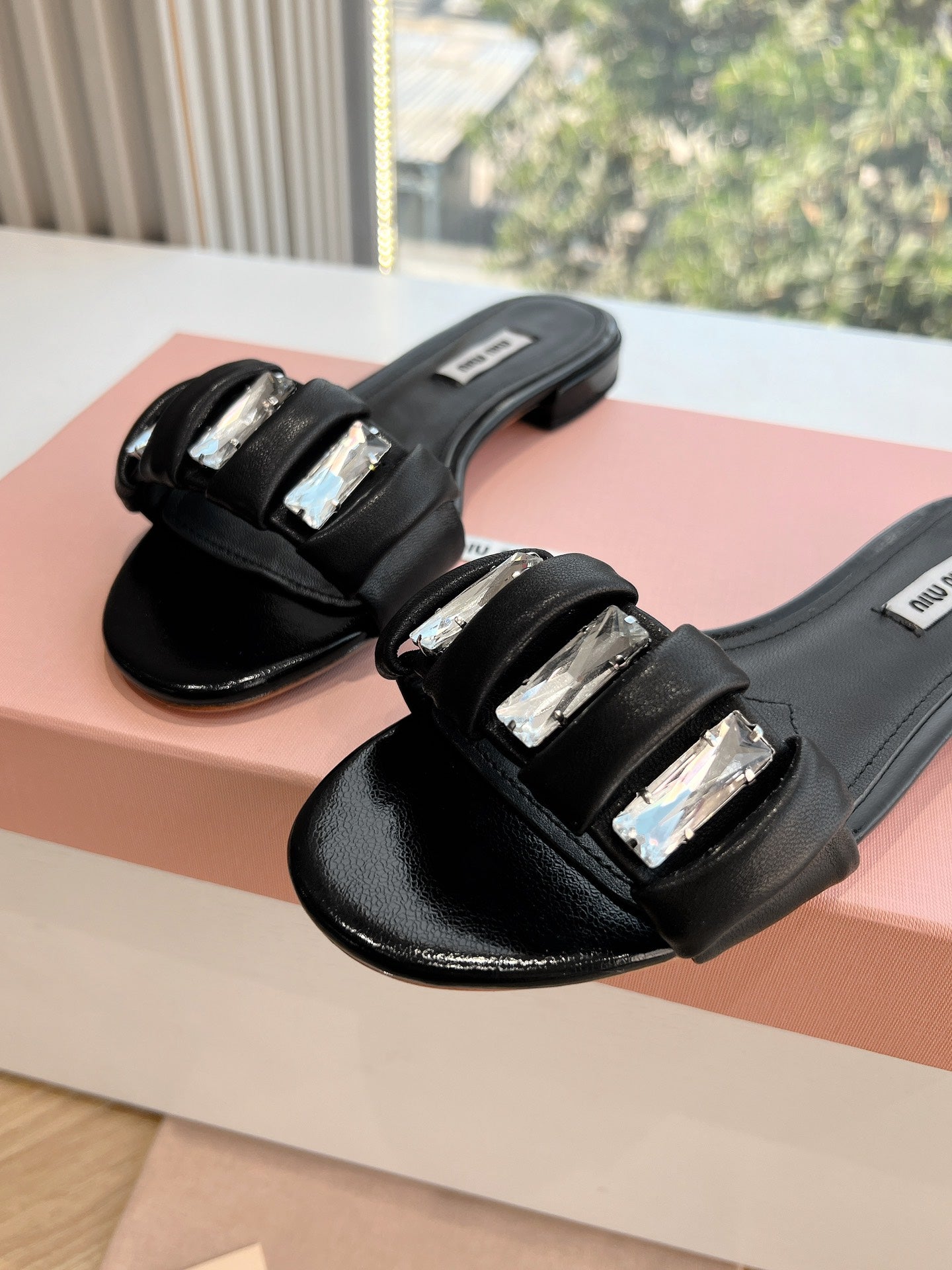 SLIDE SANDALS ATTACHED DIAMOND IN BLACK LAMBSKIN