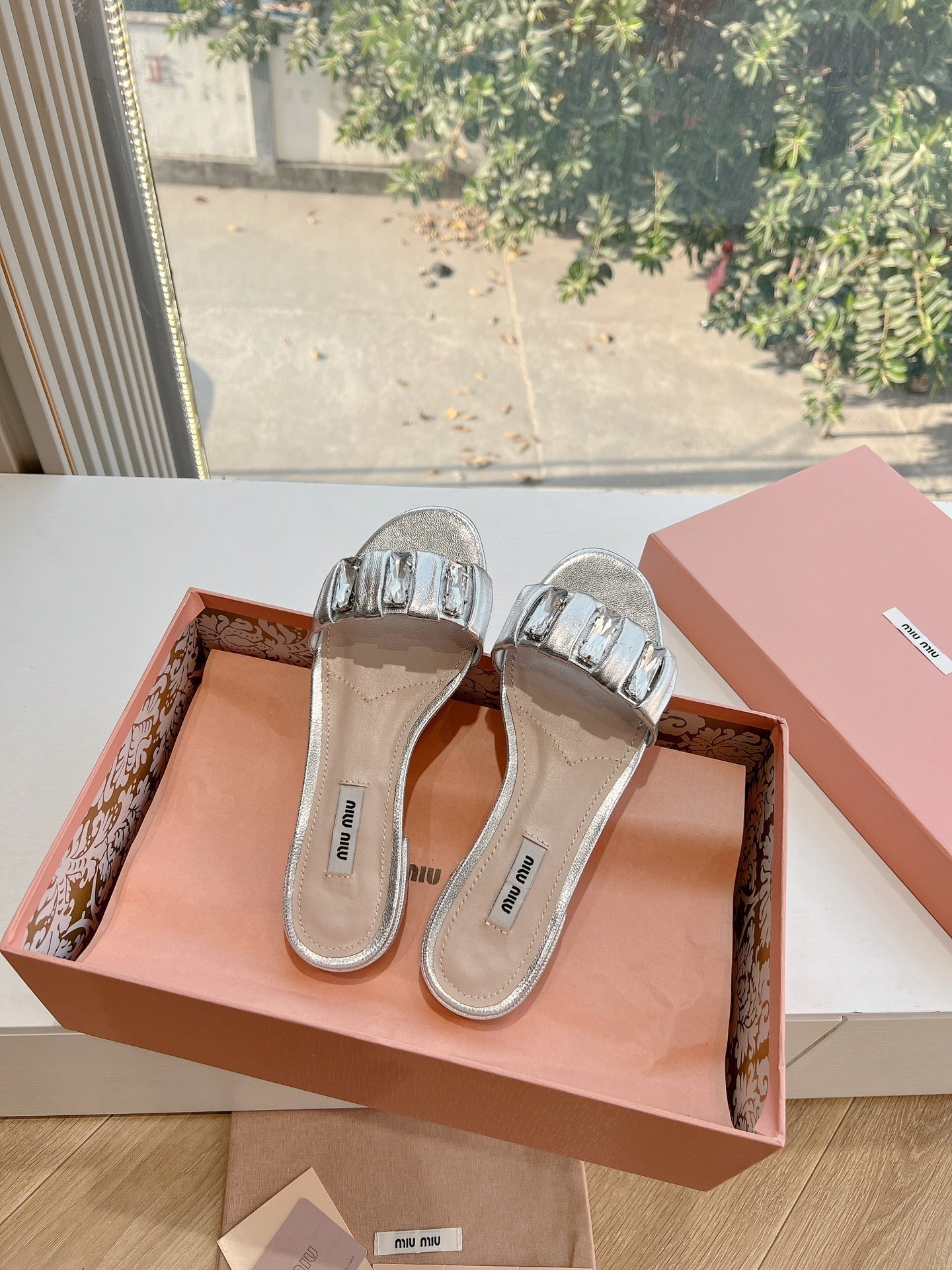 SLIDE SANDALS ATTACHED DIAMOND IN SILVER METALLIC LAMBSKIN