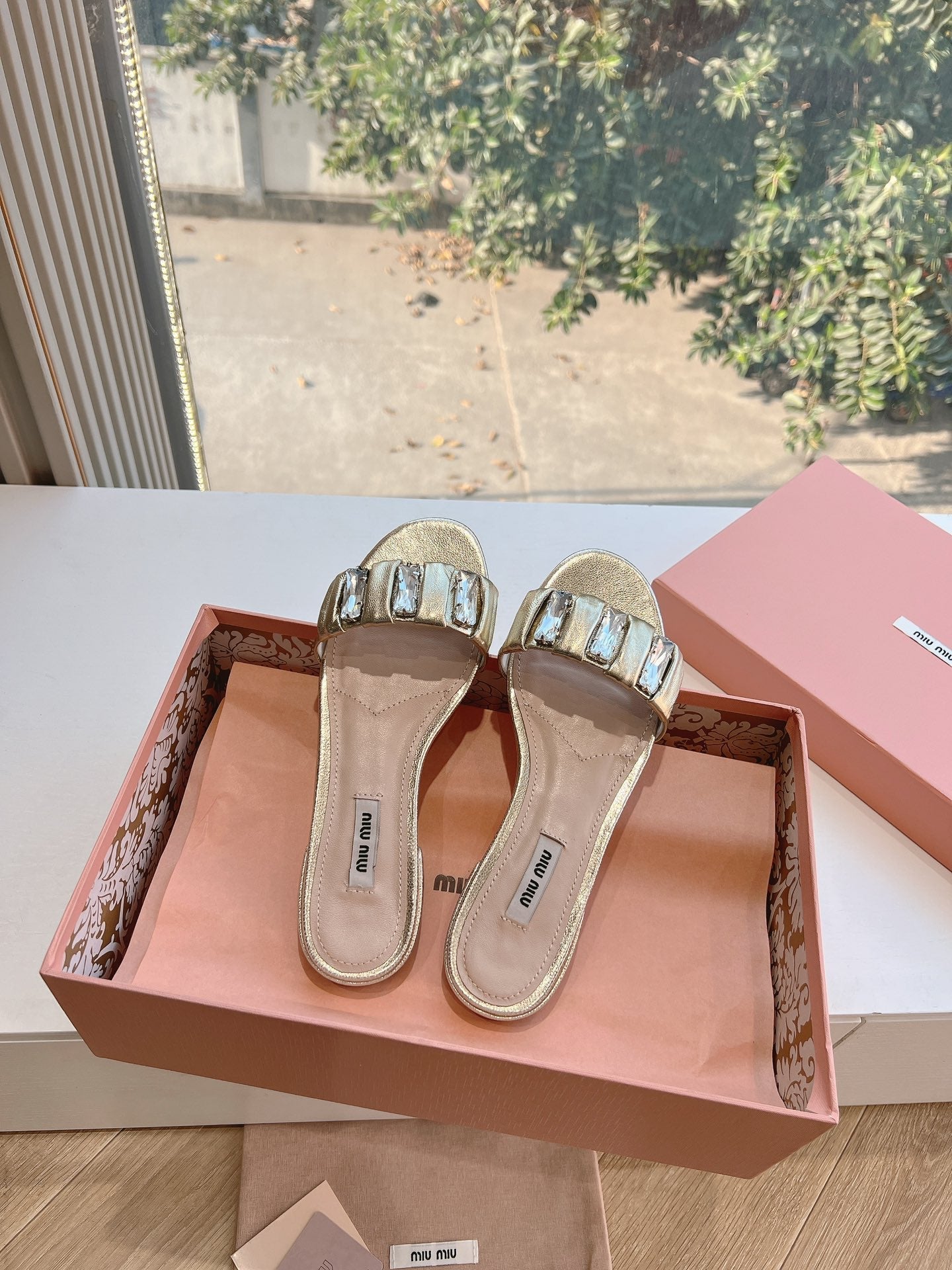 SLIDE SANDALS ATTACHED DIAMOND IN GOLD METALLIC LAMBSKIN