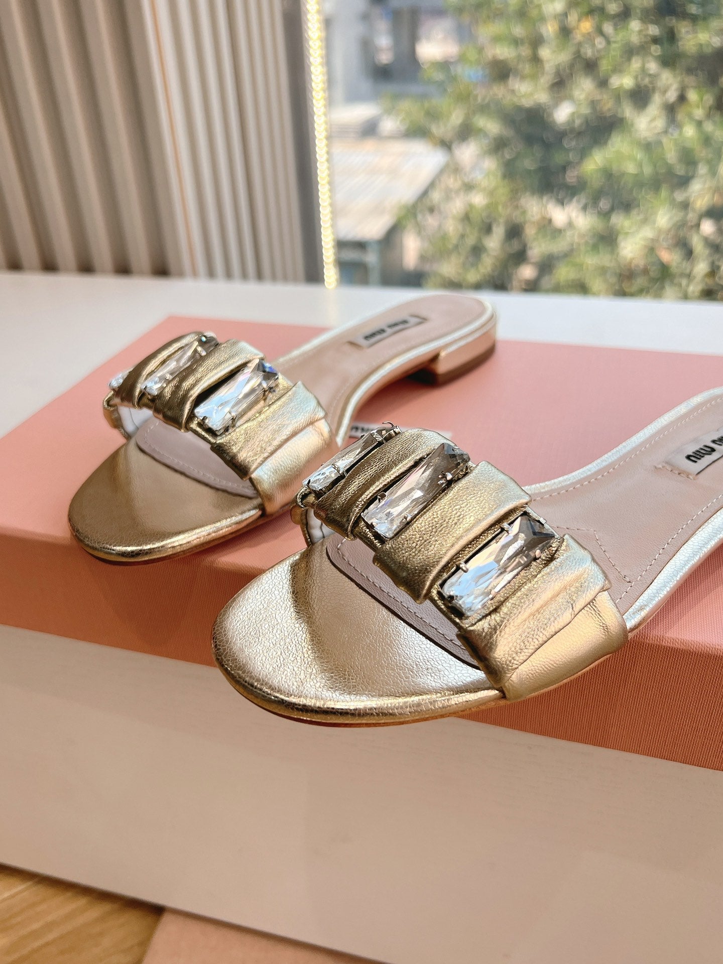 SLIDE SANDALS ATTACHED DIAMOND IN GOLD METALLIC LAMBSKIN