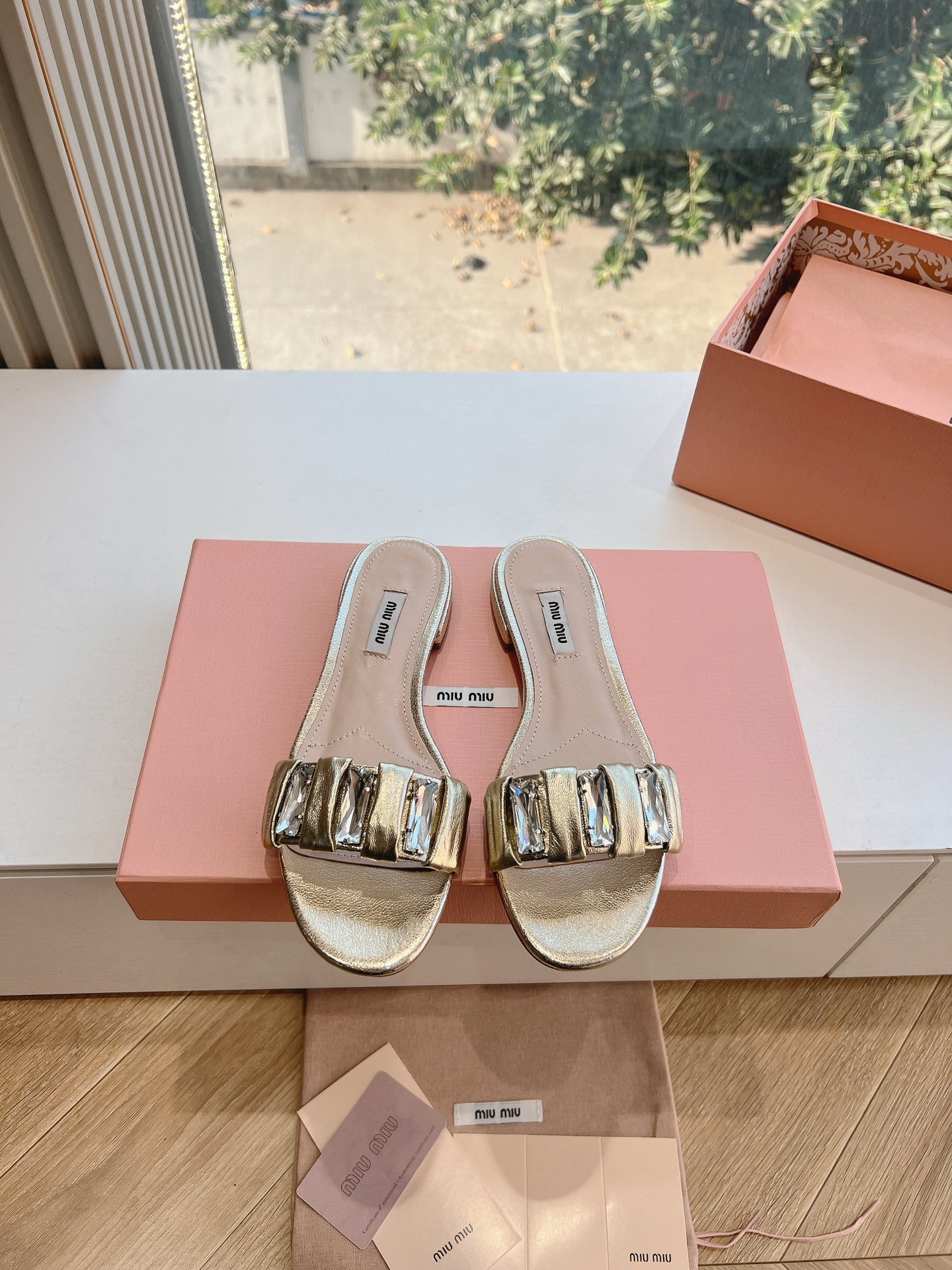 SLIDE SANDALS ATTACHED DIAMOND IN GOLD METALLIC LAMBSKIN