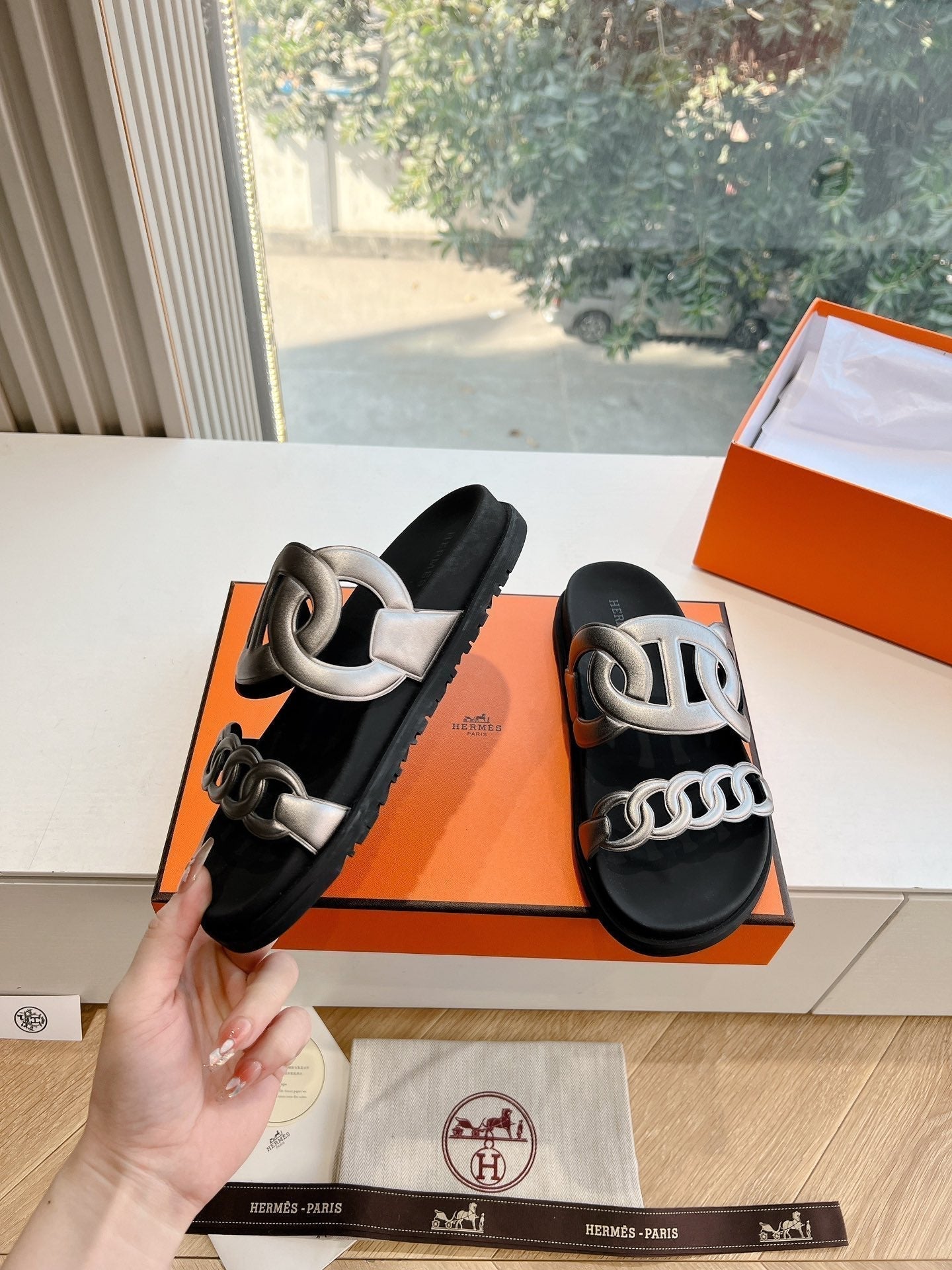 EXTRA SANDAL IN SILVER CALFSKIN