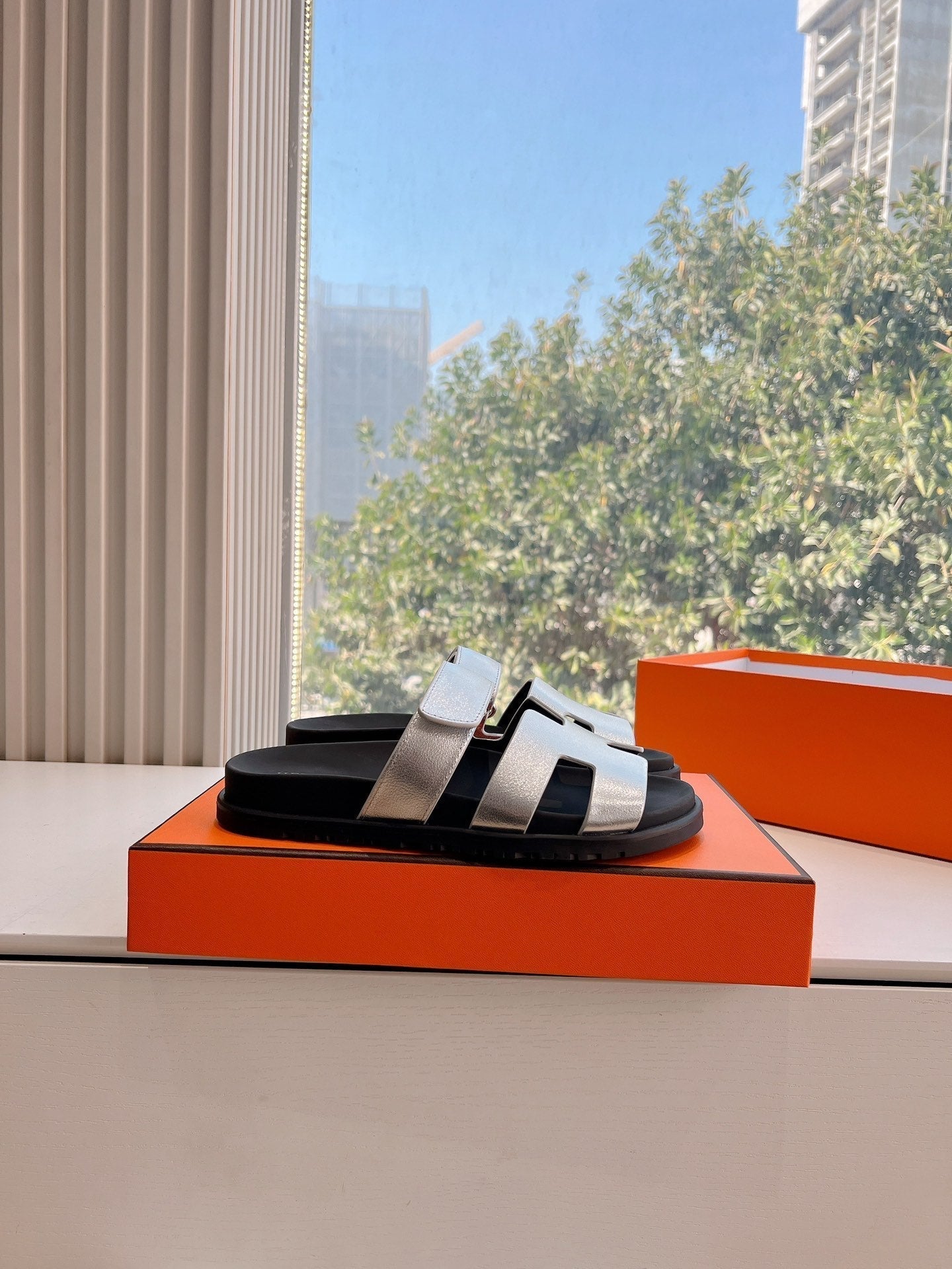 CHYPRE SANDAL IN SILVER METALLIC CALFSKIN
