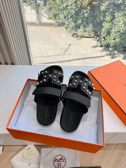 CHYPRE SANDAL IN BLACK CALFSKIN WITH STUDS