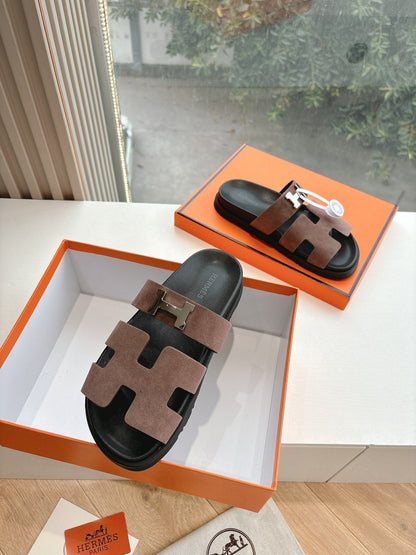 CHYPRE SANDAL IN MEDIUM BROWN SUEDE