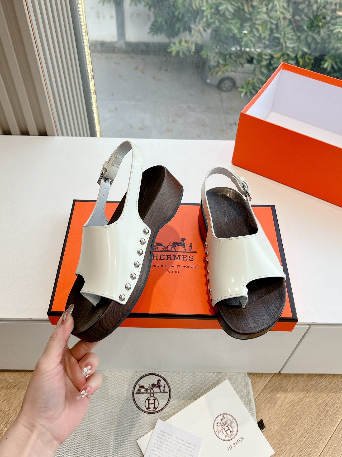 FLAT SANDAL IN WHITE CALFSKIN