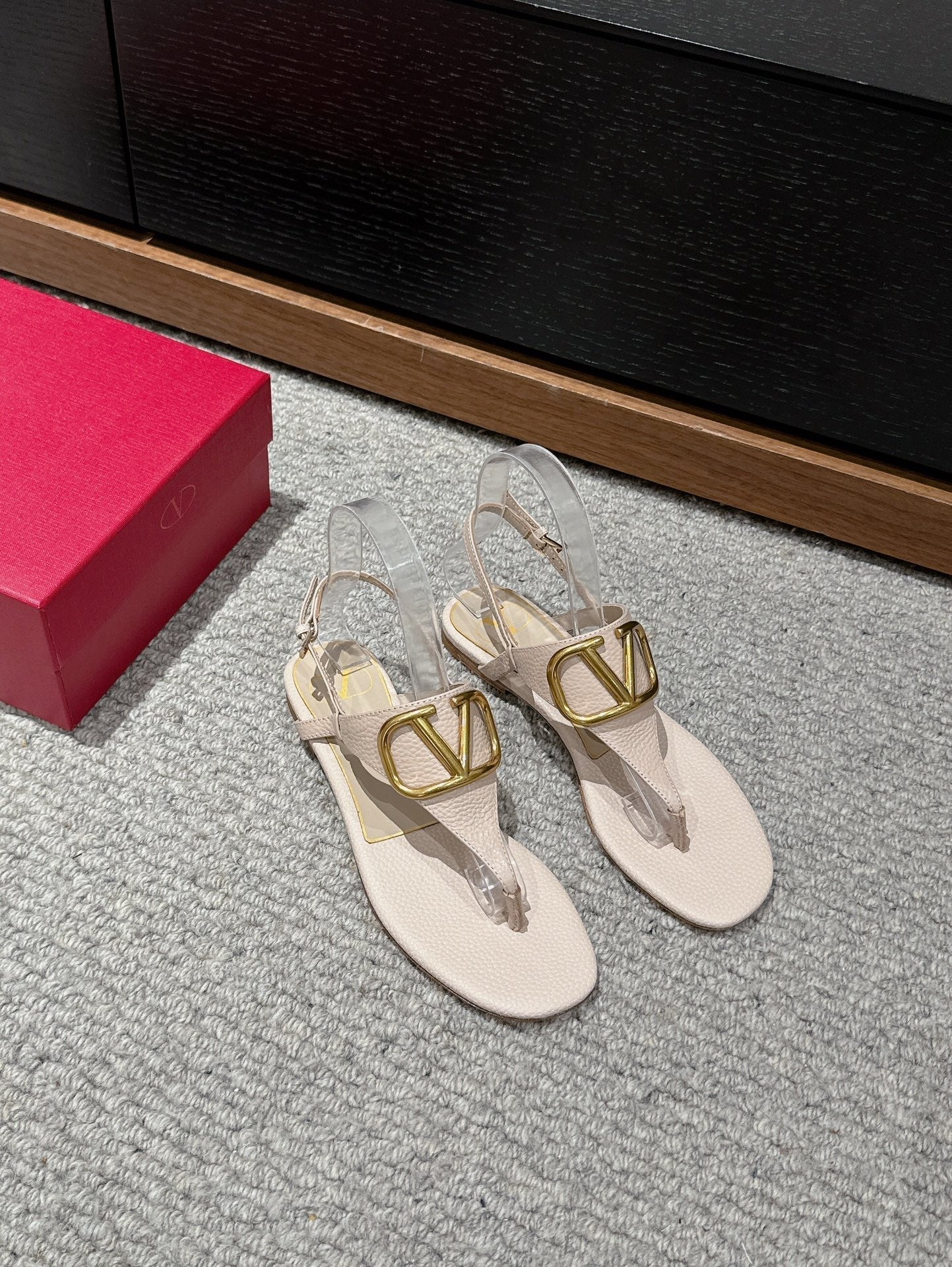 THONG SANDAL IN BEIGE CALFSKIN WITH GOLD LOGO