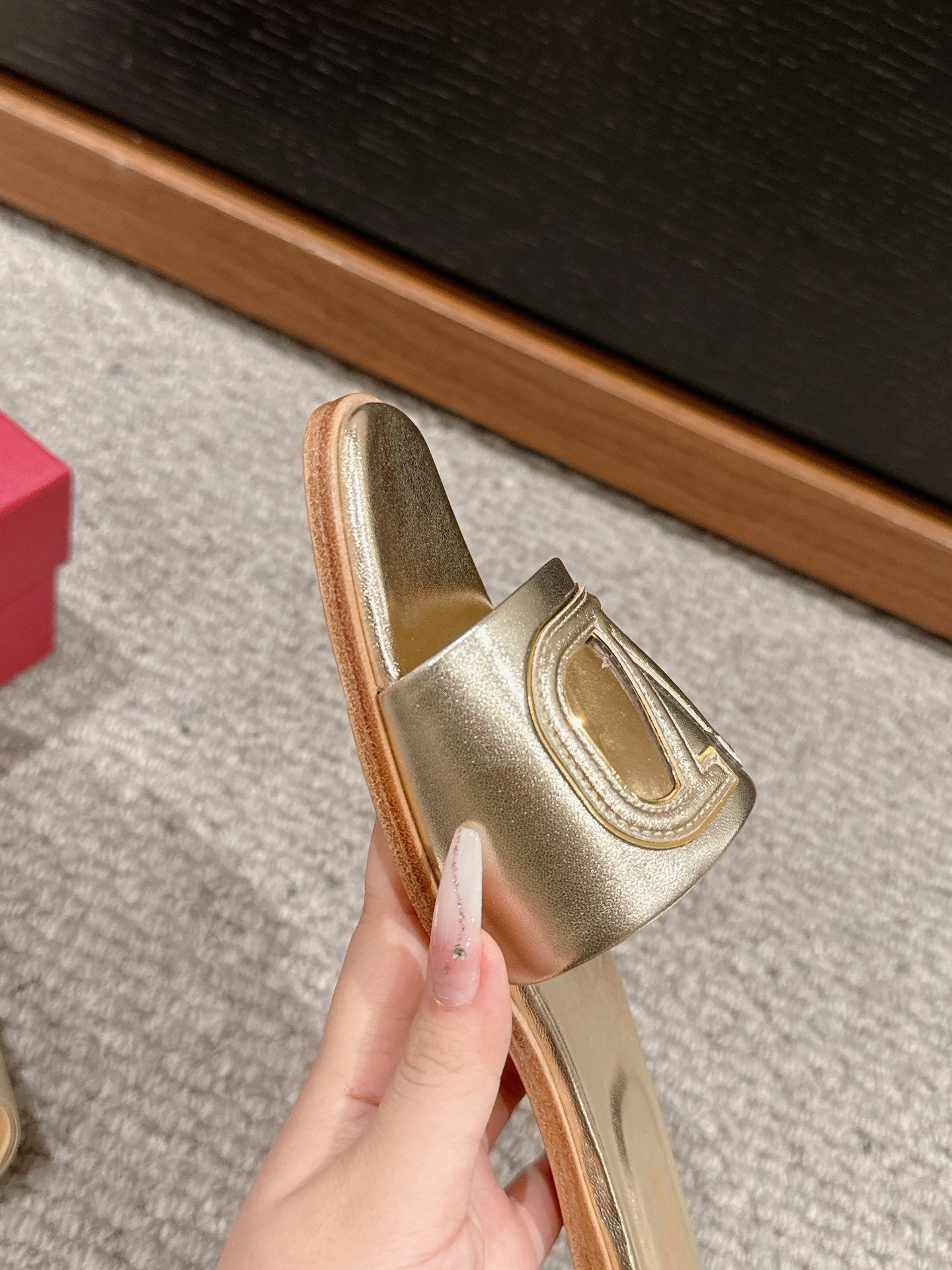 VLOGO CUT-OUT GOLD CALFSKIN SLIDE SANDAL