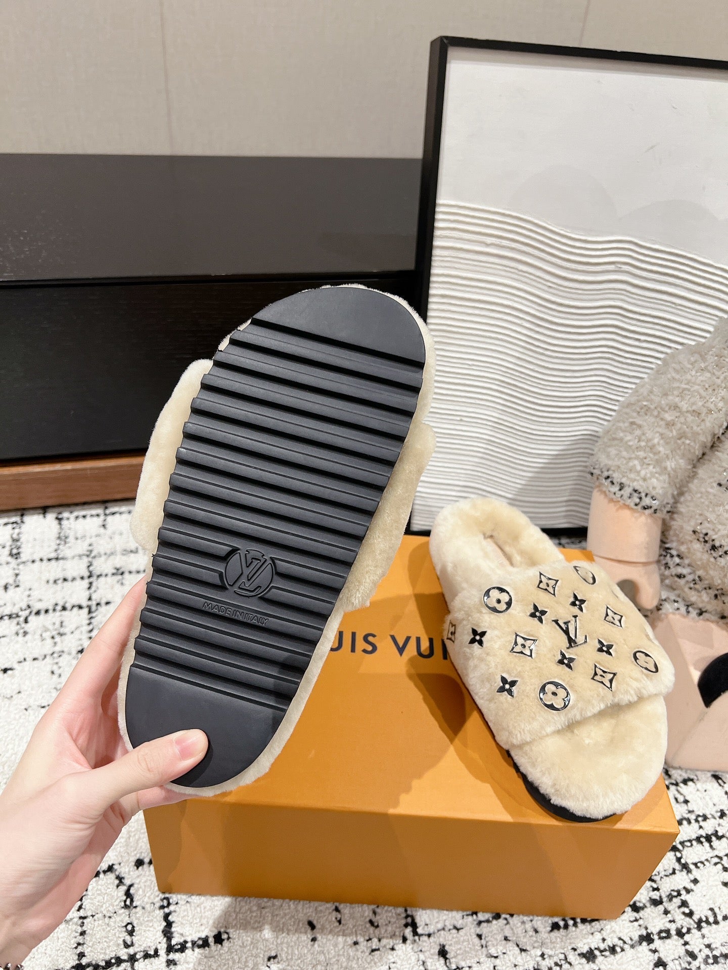 SLIPPER IN PEANUT BROWN WOOL WITH BLACK LOGO