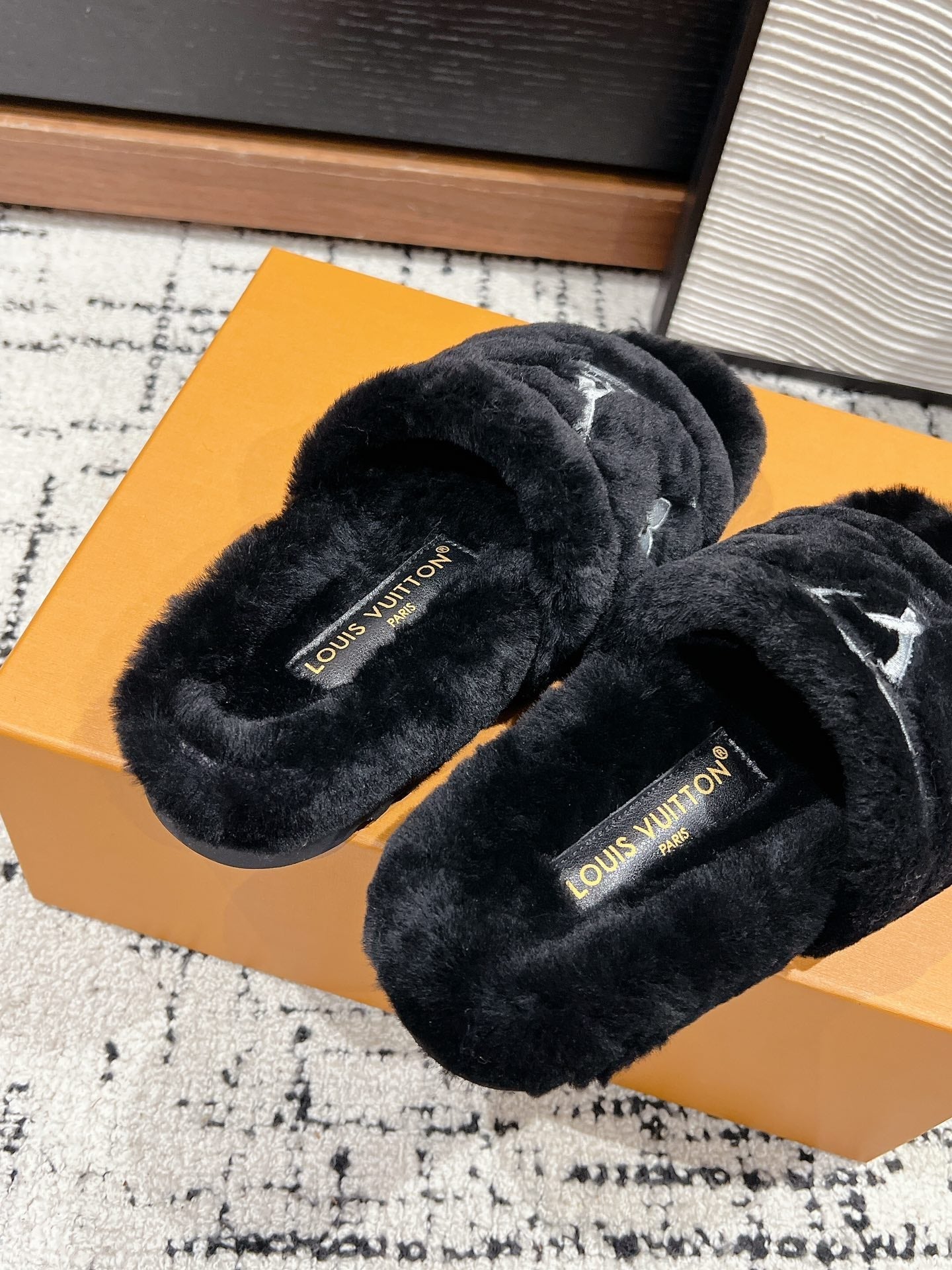 SLIPPER IN BLACK MIX WHITE FLEECE