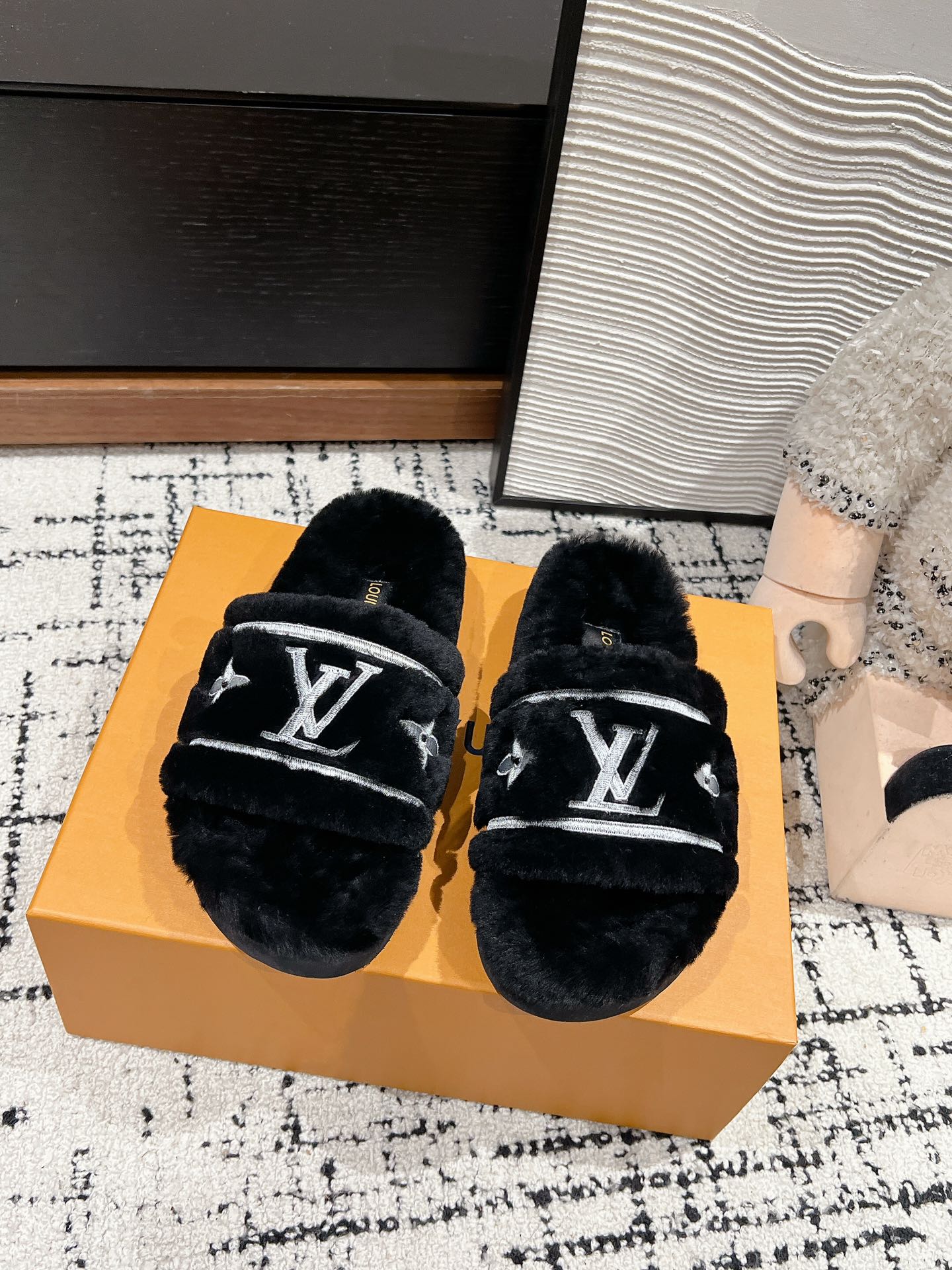 SLIPPER IN BLACK MIX WHITE FLEECE