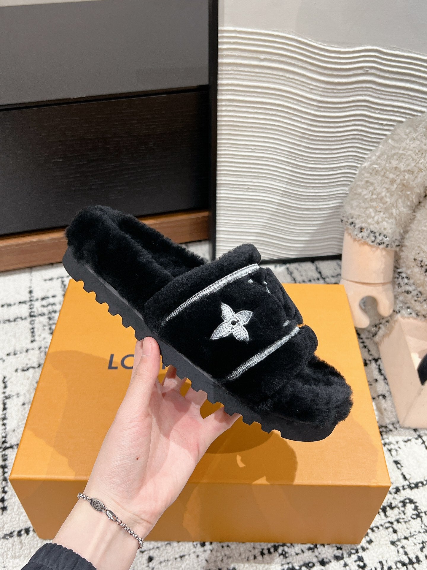 SLIPPER IN BLACK MIX WHITE FLEECE