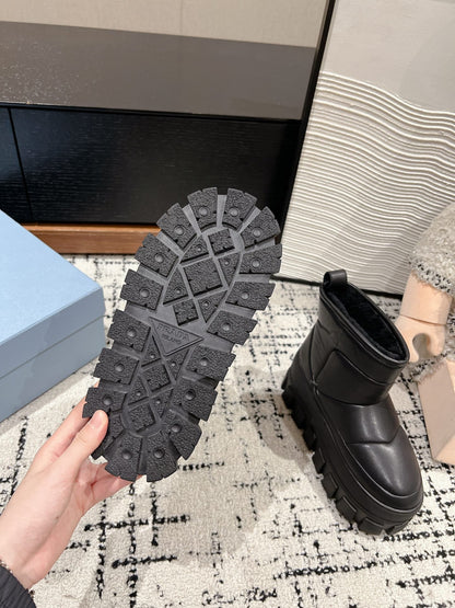 MONOLITH ANKLE BOOTS IN BLACK CALFSKIN AND LAMB FUR LINING