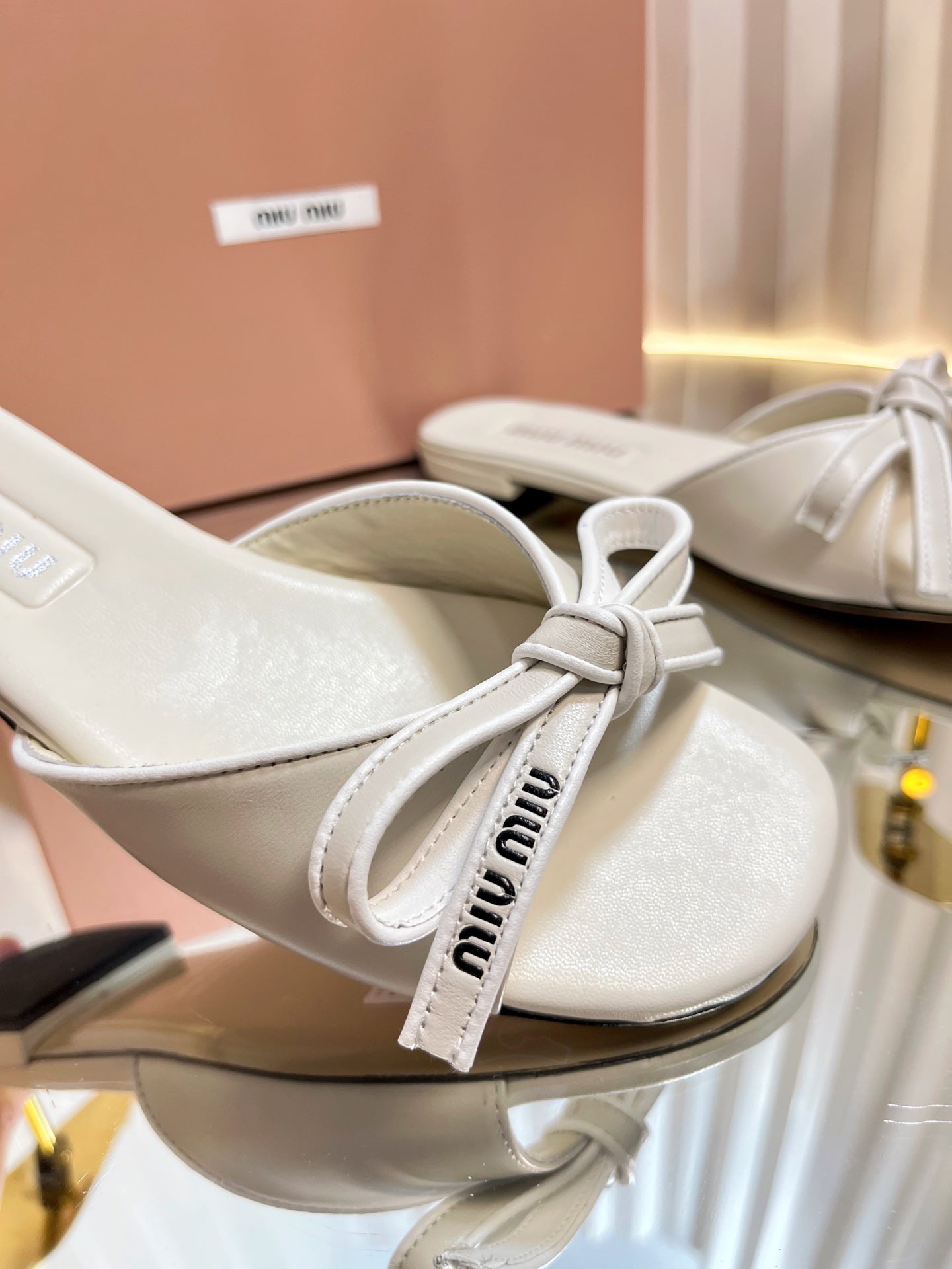SLIDES SANDALS IN WHITE CALFSKIN BOW IN TRAP