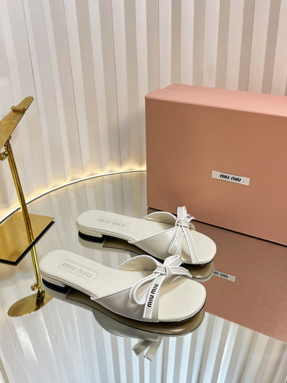 SLIDES SANDALS IN WHITE CALFSKIN BOW IN TRAP