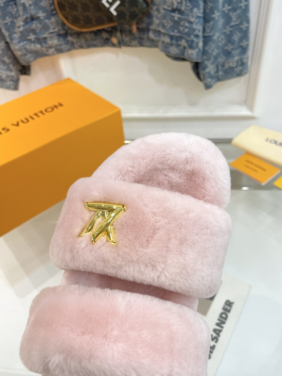 HALF MULE SLIPPERS IN LIGHT PINK FLEECE FEATURING METALLIC LOGO