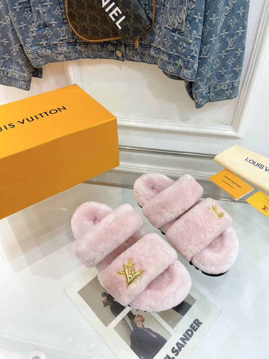 HALF MULE SLIPPERS IN LIGHT PINK FLEECE FEATURING METALLIC LOGO
