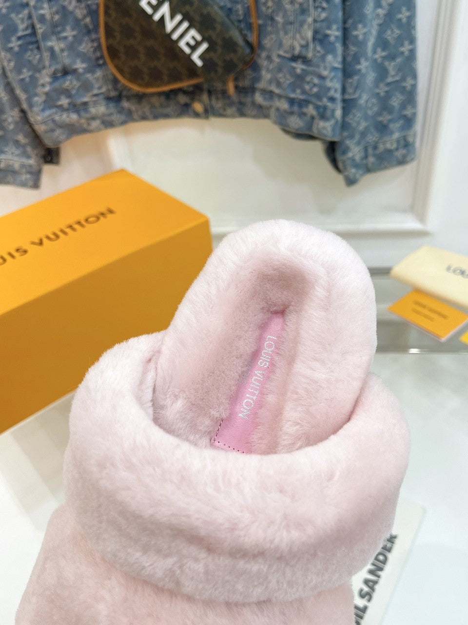HALF MULE SLIPPERS IN LIGHT PINK FLEECE FEATURING METALLIC LOGO