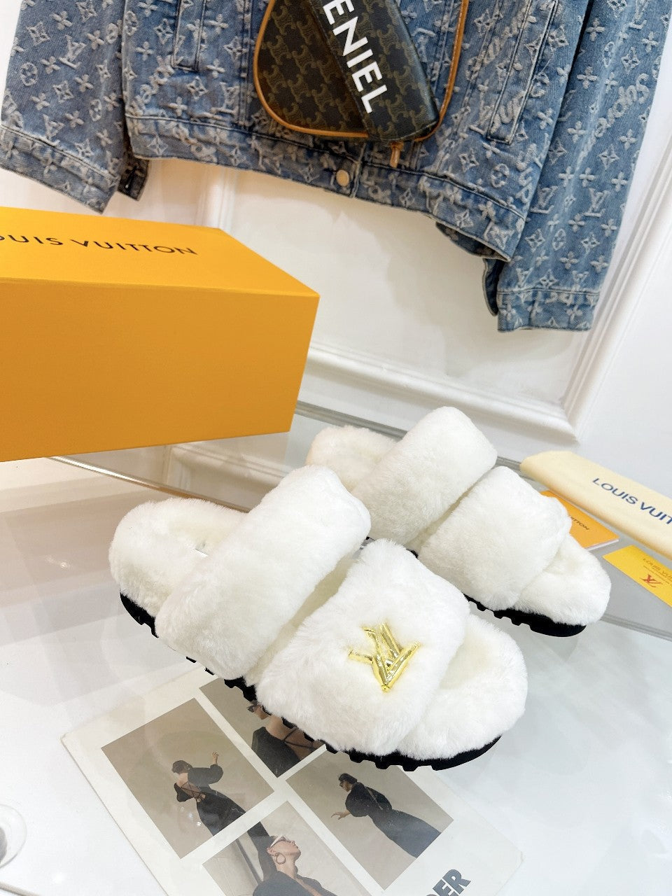 HALF MULE SLIPPERS IN WHITE FLEECE FEATURING METALLIC LOGO