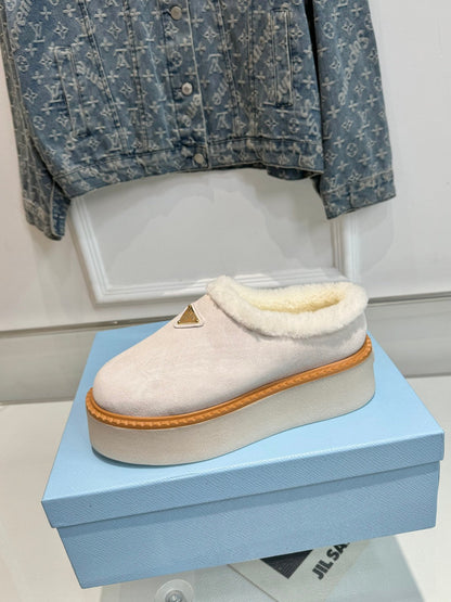 TRIANGLE LOGO MULES IN WHITE SUEDE AND SHEARLING LINING