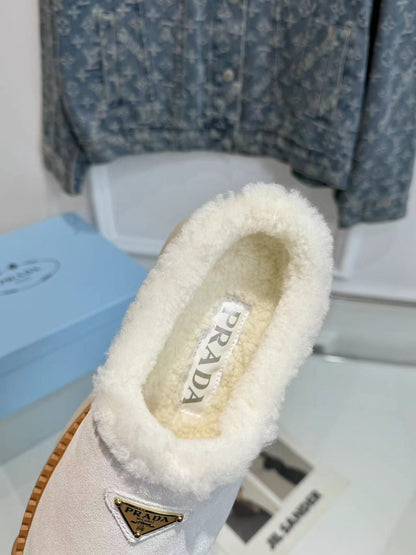 TRIANGLE LOGO MULES IN WHITE SUEDE AND SHEARLING LINING