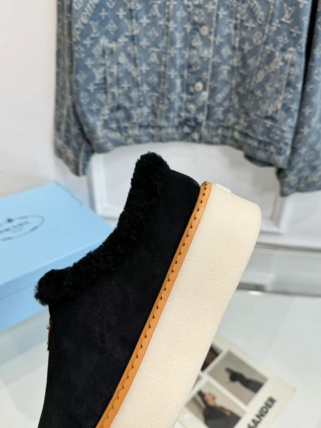TRIANGLE LOGO MULES IN BLACK SUEDE AND SHEARLING LINING