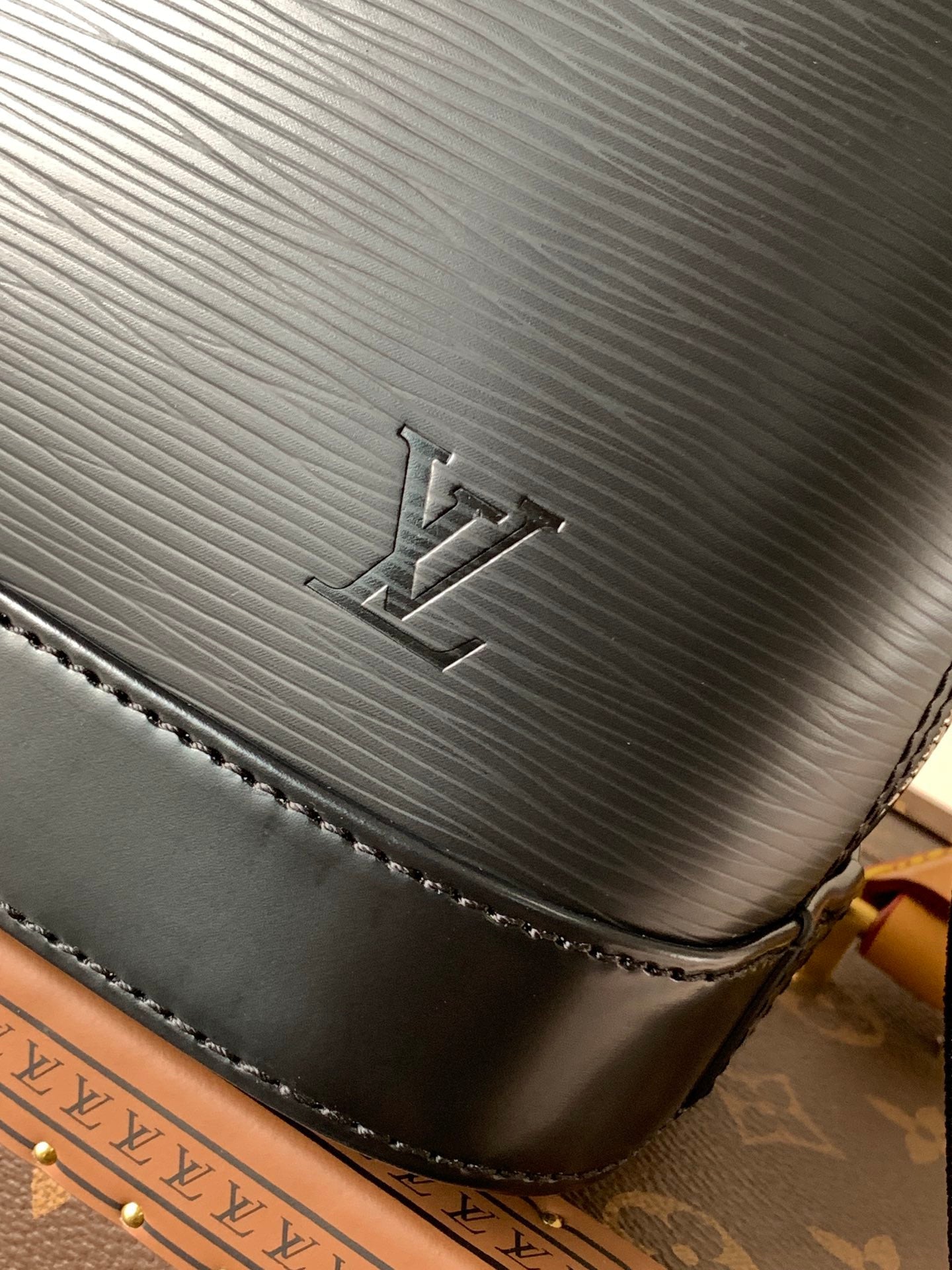 ALMA BB BAG 23 IN BLACK GRAIN EPI COWHIDE