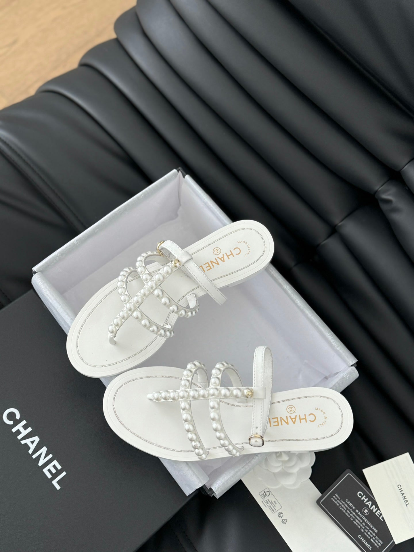 MULE SLIPPERS WITH PEARL CHAIN IN WHITE LAMBSKIN