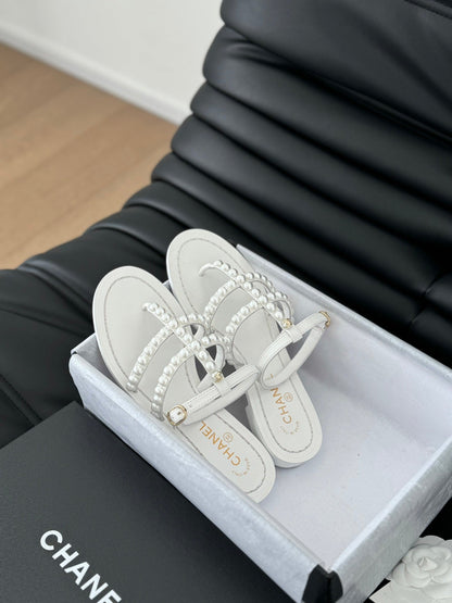 MULE SLIPPERS WITH PEARL CHAIN IN WHITE LAMBSKIN