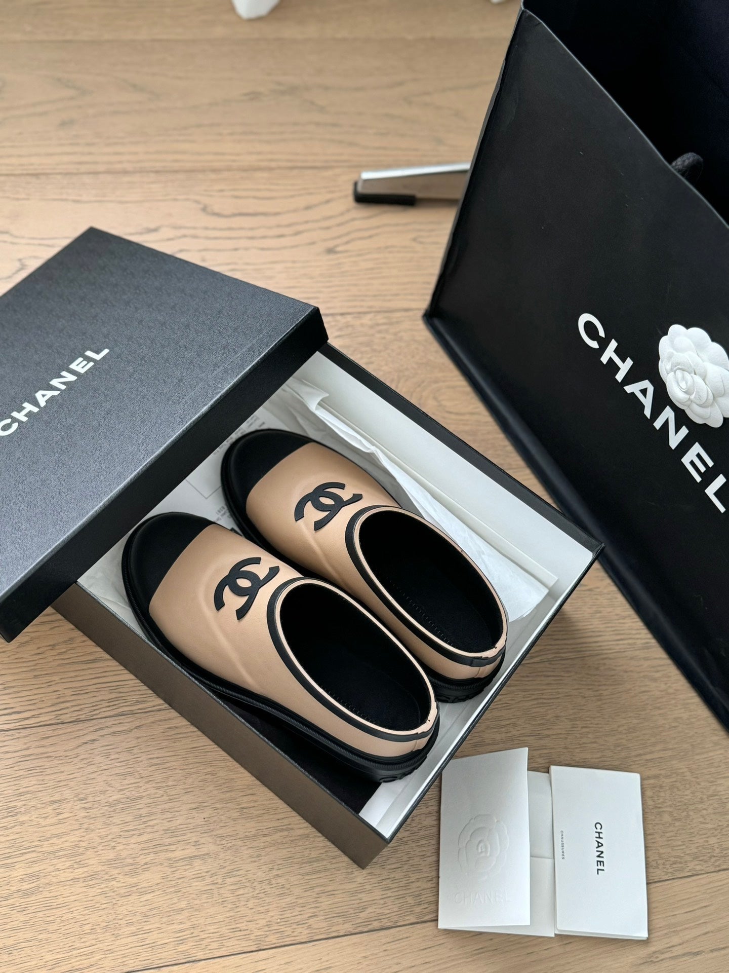 SHORT BOOTS IN BEIGE CREAM MIX BLACK RUBBER
