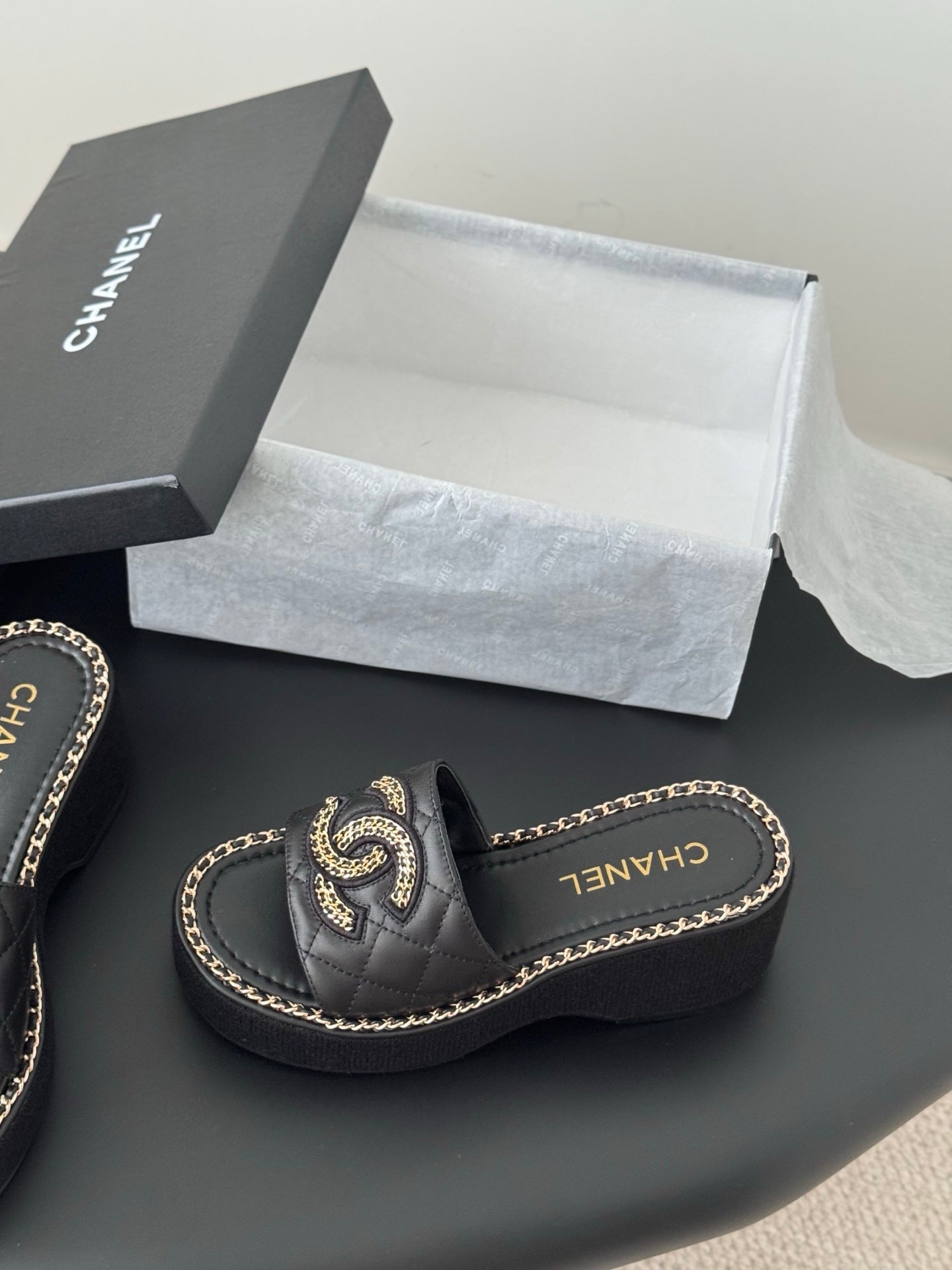 WEDGE HEELS IN BLACK CALFSKIN MIX CHAIN BASE