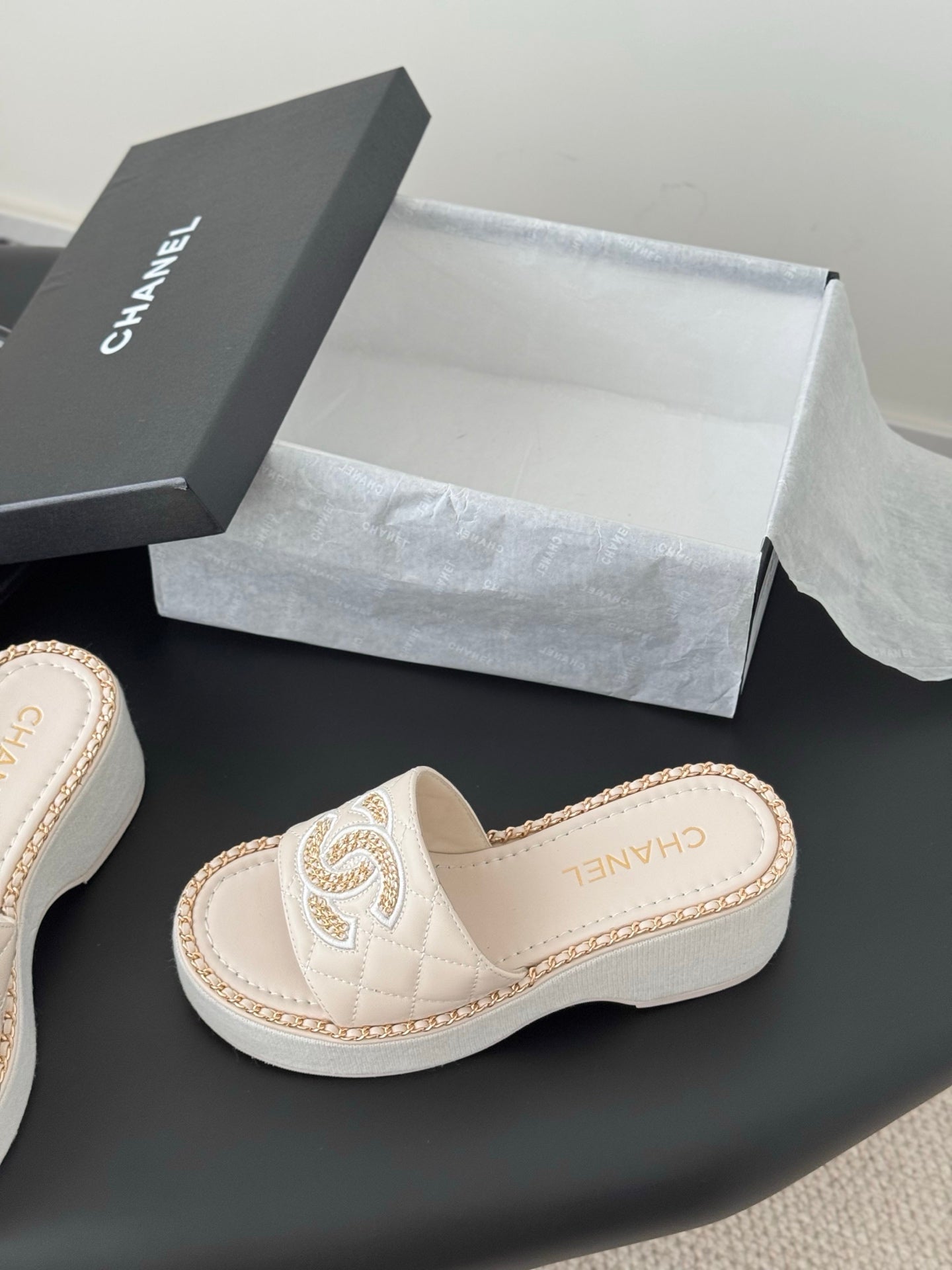 WEDGE HEELS IN HIGHT BEIGE CALFSKIN MIX CHAIN BASE