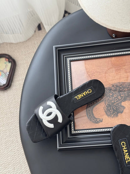 SLIPPER IN BLACK CALFSKIN