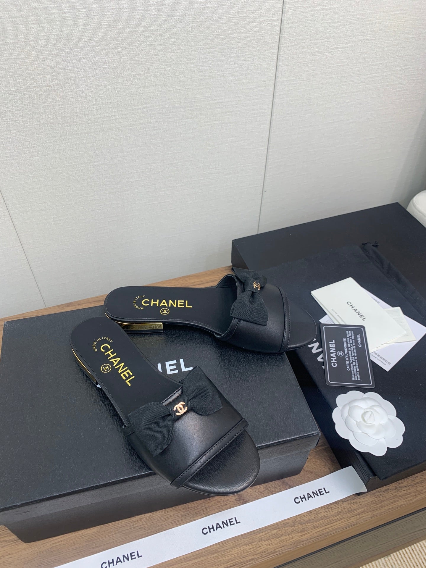 BOW SLIPPERS IN BLACK LAMBSKIN