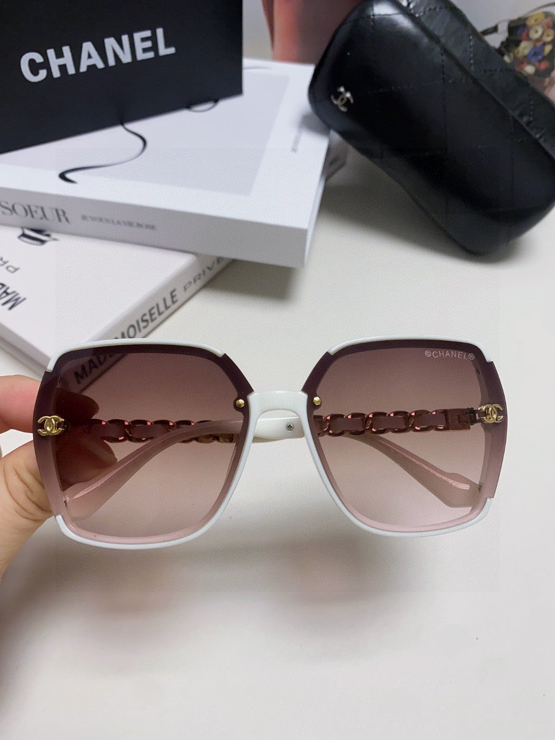 SQUARE SUNGLASSES 632874 IN WHITE ACETATE