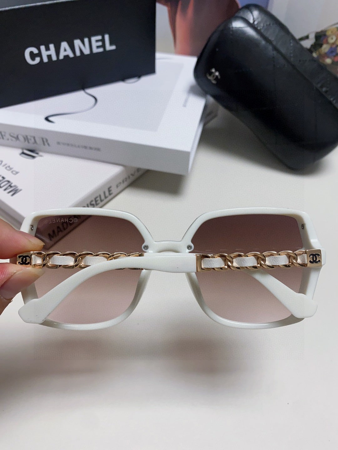 SQUARE SUNGLASSES 632874 IN WHITE ACETATE