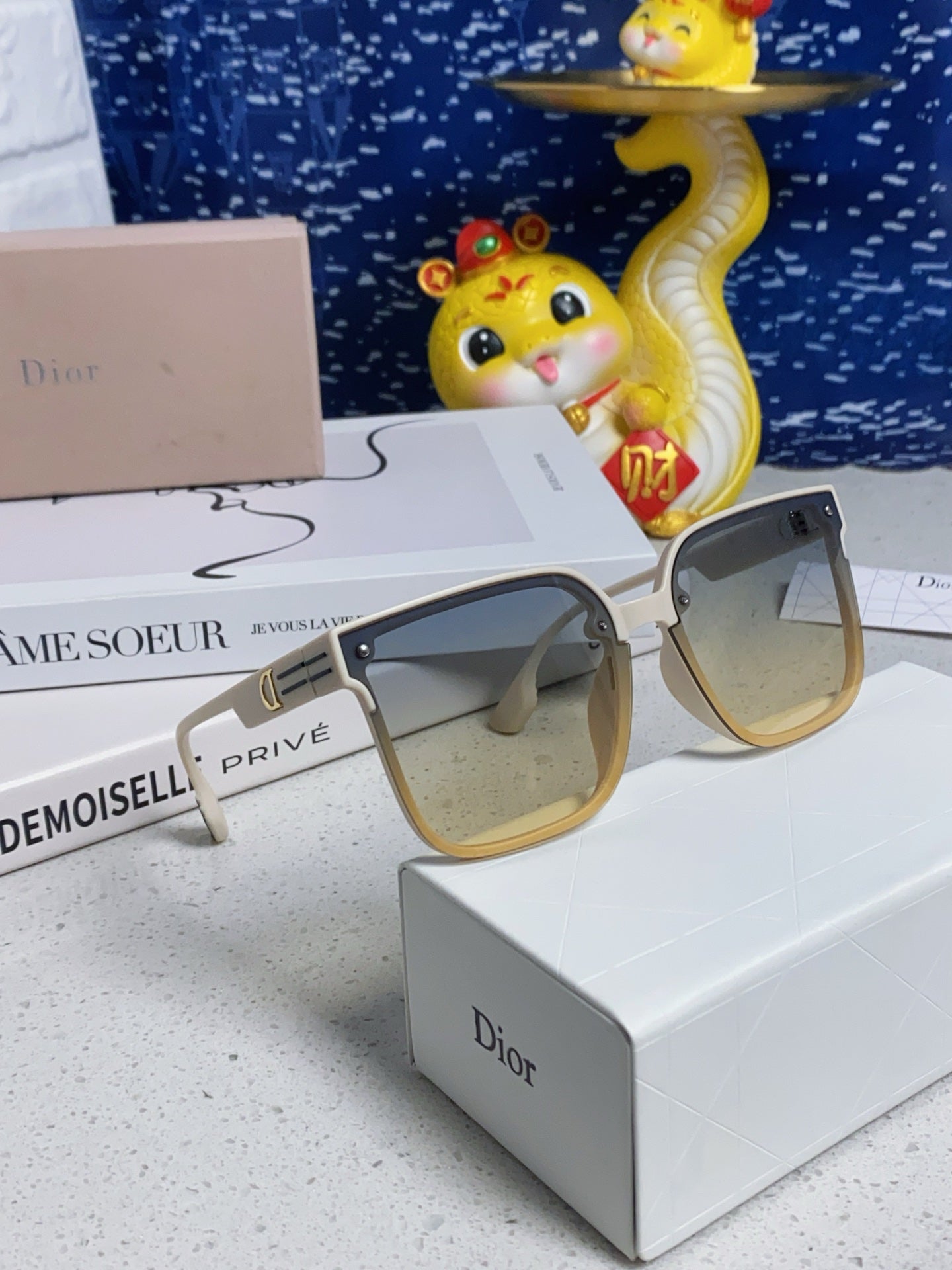 MONTAIGNE SUNGLASS 560858 IN IVORY ACETATE GREY YELLOW SMOKE LENSES
