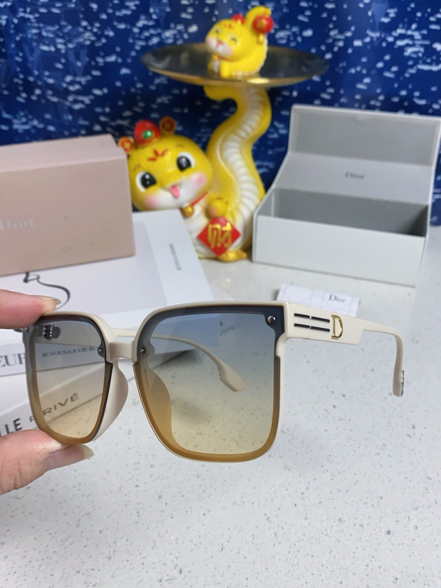 MONTAIGNE SUNGLASS 560858 IN IVORY ACETATE GREY YELLOW SMOKE LENSES