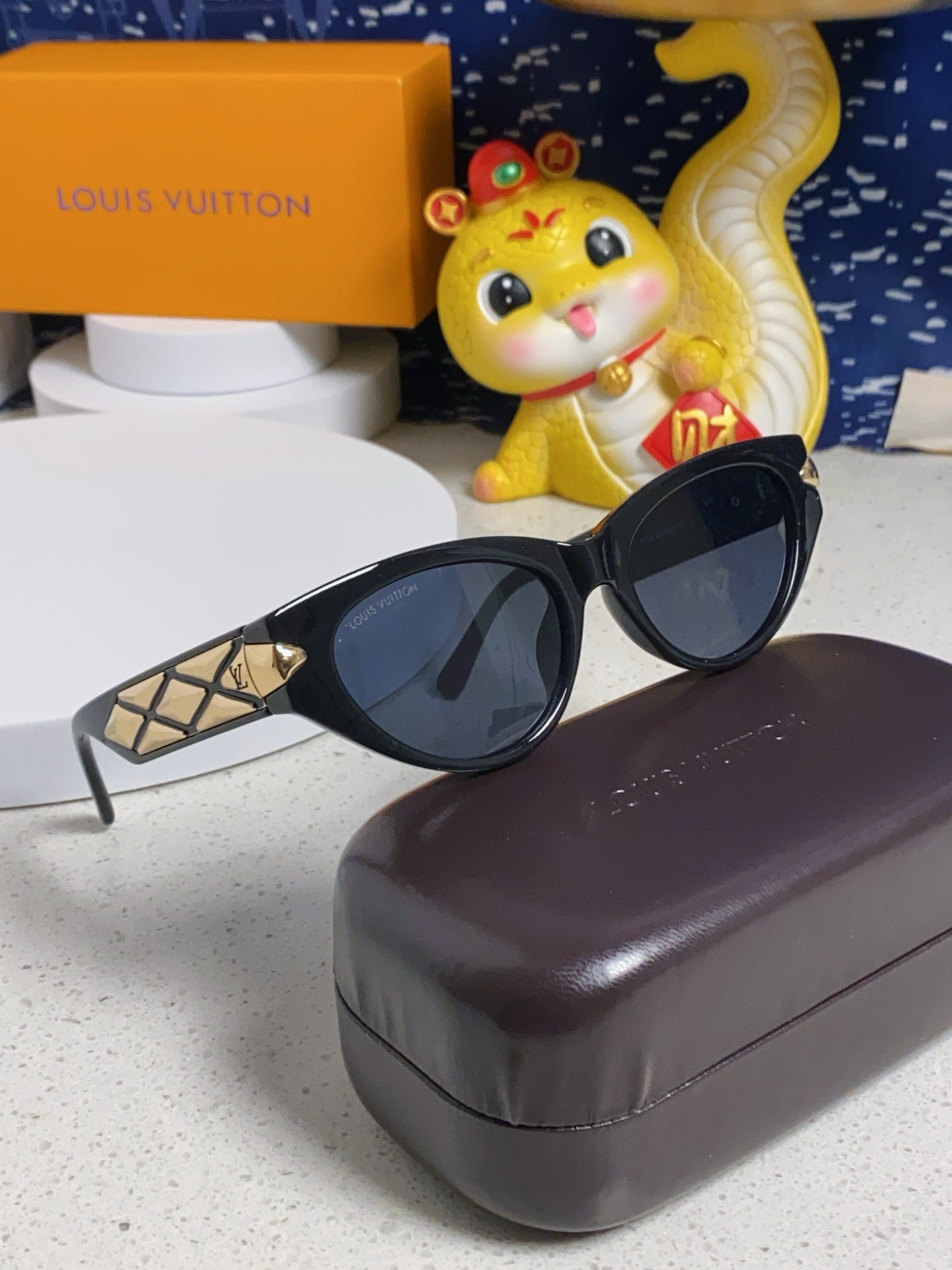 CAT EYE SUNGLASSES 576886 IN BLACK AND GOLD ACETATE