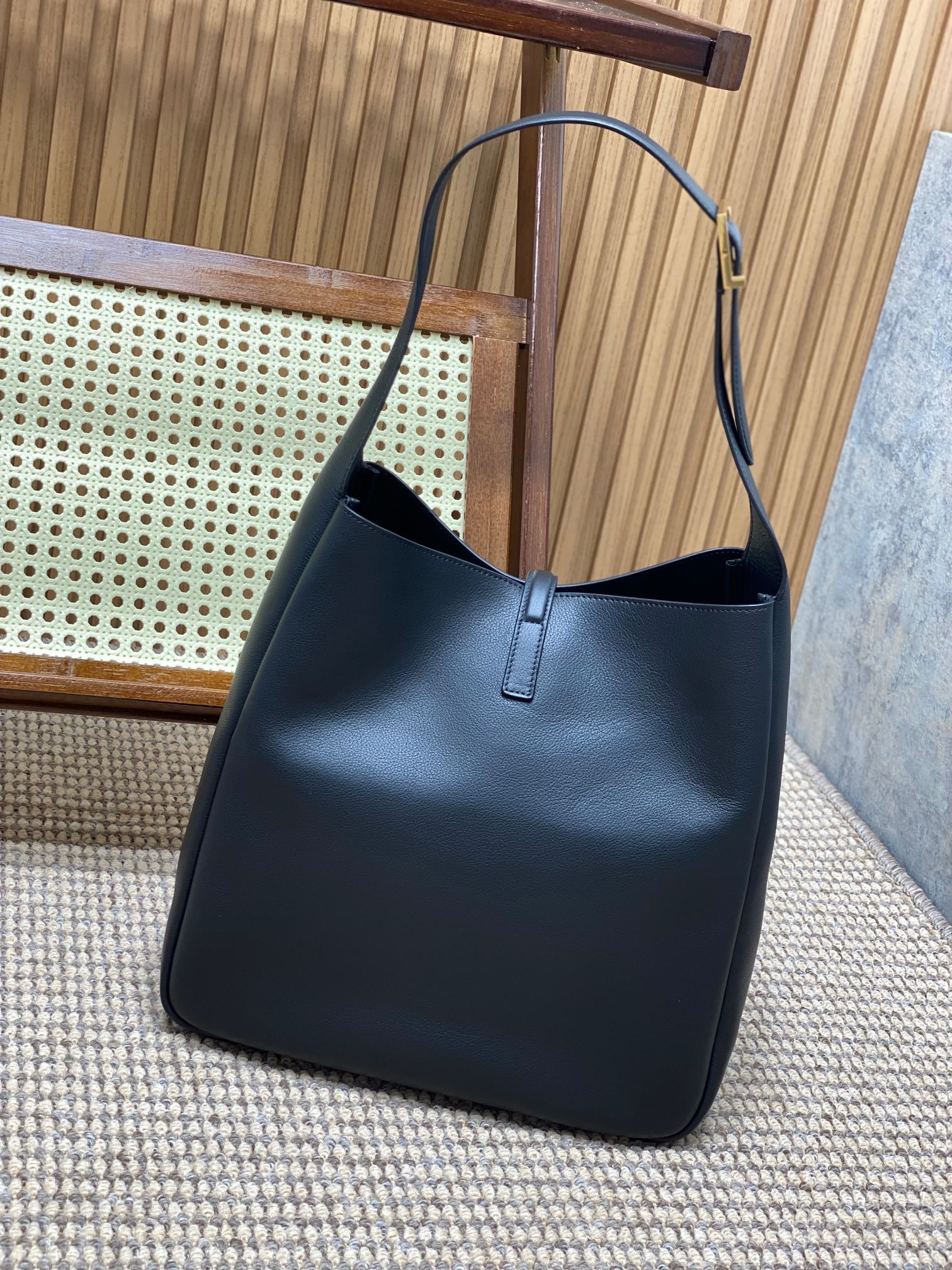 LE 5 À 7 LARGE SUPPLE BAG 31 IN NAVY BLUE CALFSKIN