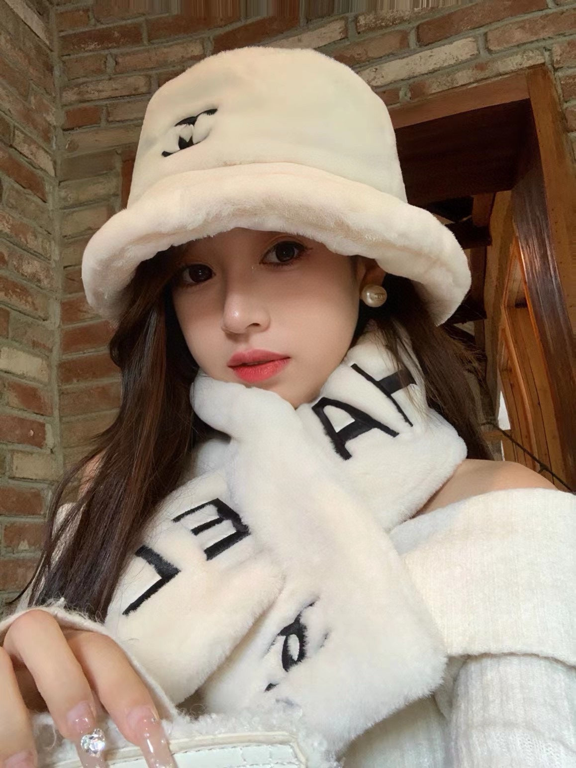 BUCKET HAT IN WHITE FLEECE 429804