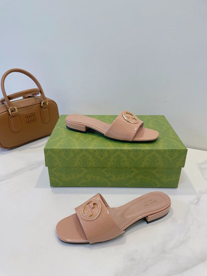 SLIDE SANDALS IN DESERT SAND GLOSSY SHEEPSKIN ENAMELLED ROUND INTERLOCKING G