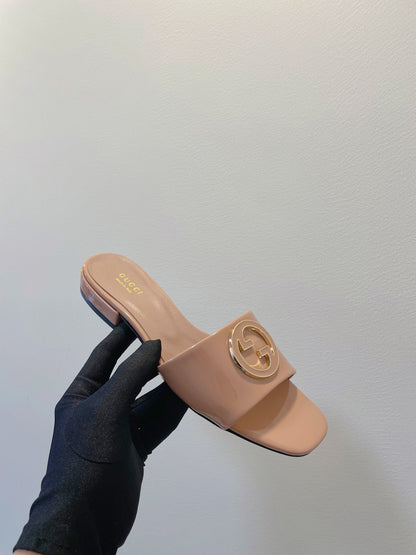 SLIDE SANDALS IN DESERT SAND GLOSSY SHEEPSKIN ENAMELLED ROUND INTERLOCKING G