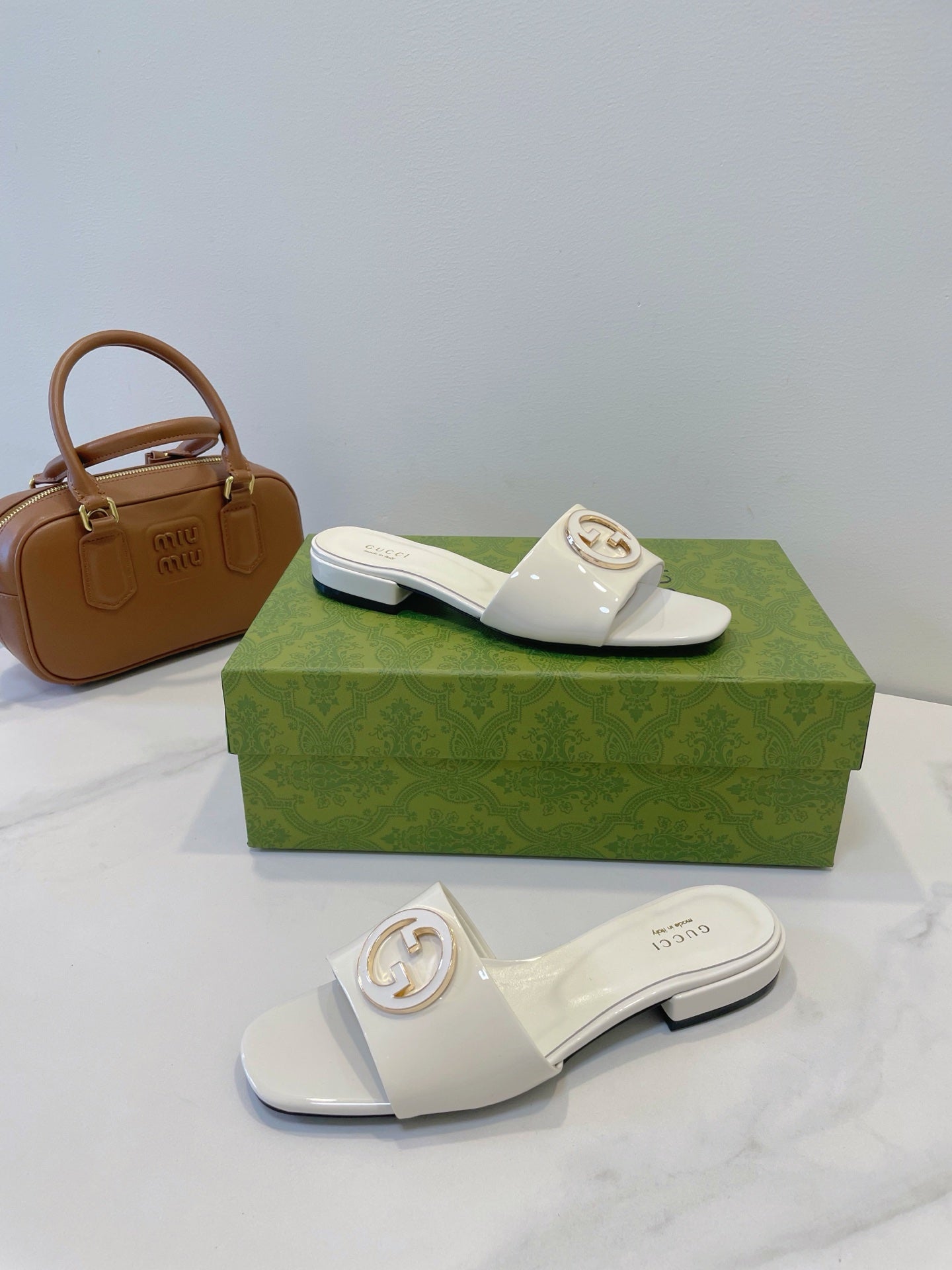 SLIDE SANDALS IN WHITE GLOSSY SHEEPSKIN ENAMELLED ROUND INTERLOCKING G