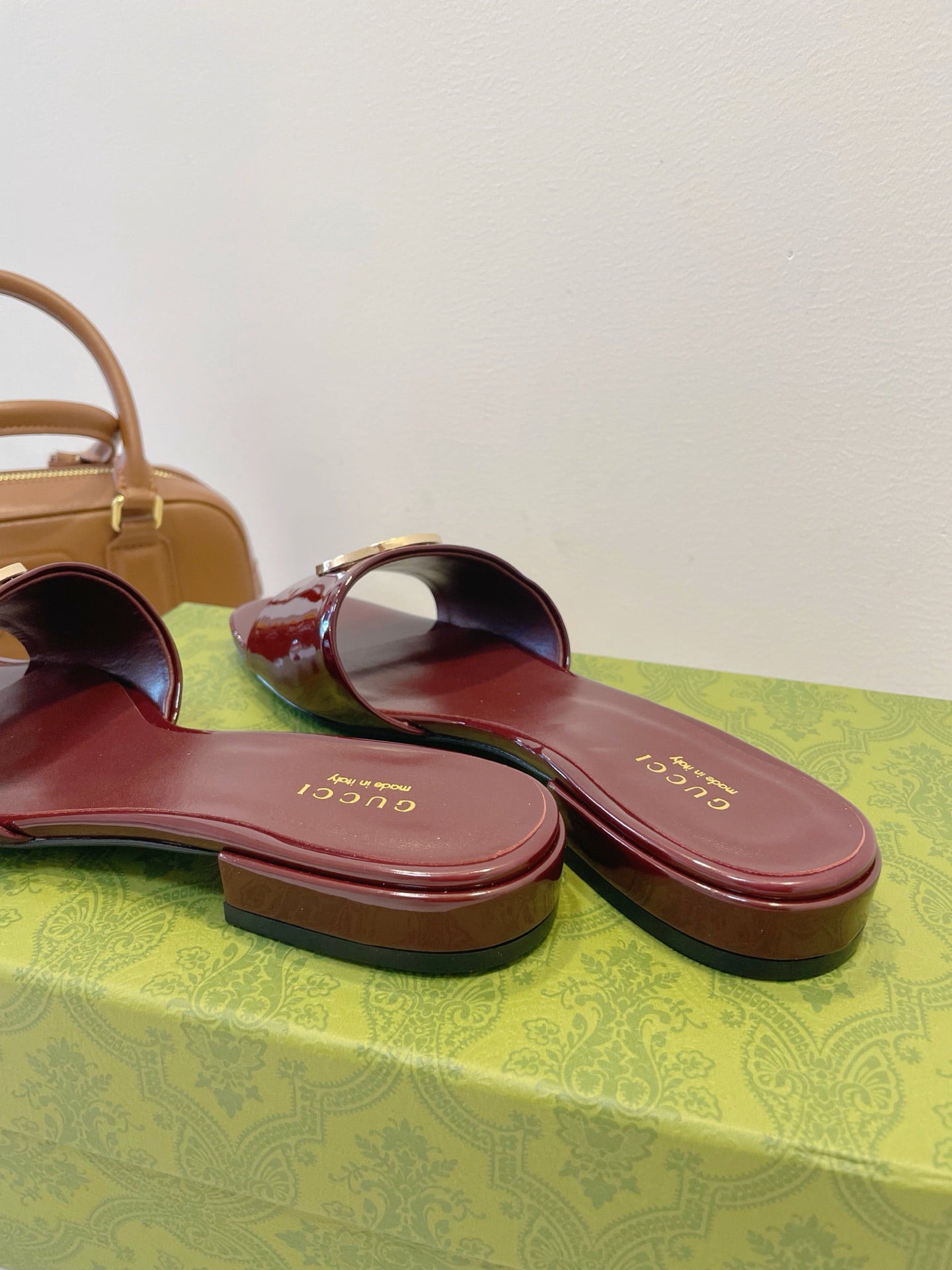 SLIDE SANDALS IN WINE RED GLOSSY SHEEPSKIN ENAMELLED ROUND INTERLOCKING G