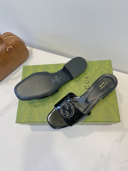 SLIDE SANDALS IN BLACK GLOSSY SHEEPSKIN ENAMELLED ROUND INTERLOCKING G